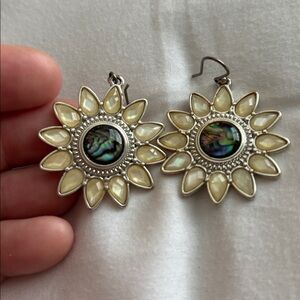 Flower earring with abalone shell